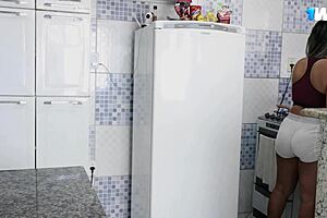 Peguei a empregada gostosa fritando ovo e meti no cu dela?