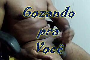 A pedidos aproveitei o final da live e gravei minha gozada sozinho com você sem dúvida será muito mais gostoso