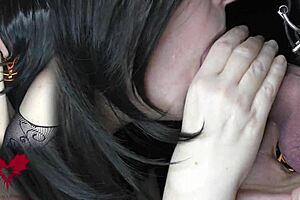 Herratar imee kyrvää tyydyttääkseen Baphometin lähikuvauksessa seksi