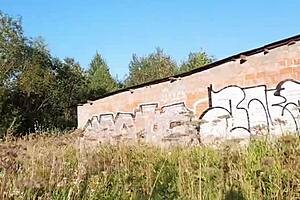 Zufälliges casting auf der straße mit einem jungen mädchen