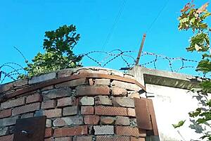 Zufälliges casting auf der straße mit einem jungen mädchen