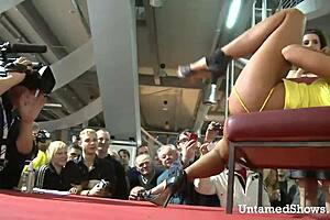 Hottie, pleasure yourself at the sex show!