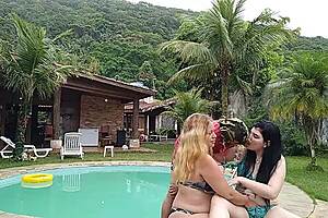 Branca de Neve Fucks in the Mansion!