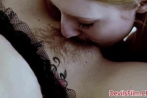 Dyke beauties eat and finger pussy