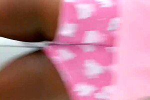 o marido dela foi pro bar e aproveitei pra chavecar a visinha