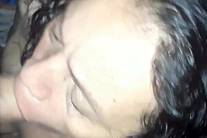 Madrastra milf es follada por la boca y recibe semen en la boca