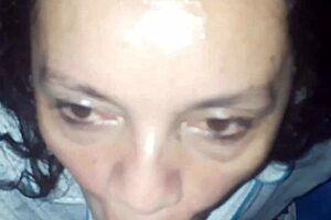 Madrastra milf es follada por la boca y recibe semen en la boca