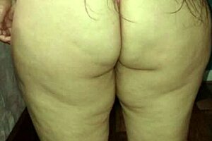 Asian babe shows off her big ass 😍