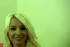 Geile Blondine Wird Von �lterem Mann Durchgenommen