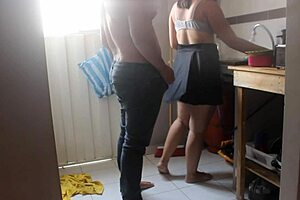 me la culeo a cambio de yo lavar los platos el mejor trato del mundo con la nalgona de mi hermanastra