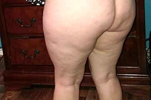 Asian babe shows off her big ass 😍