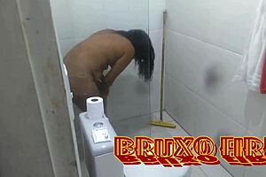 小姨子洗澡门没关，导致意外邂逅