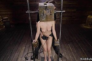 Καυτή γκόμενα με κώλο σε bondage συσκευή χτυπιέται σκληρά! Το δεμένο σώμα της δέχεται σκληρή τιμωρία