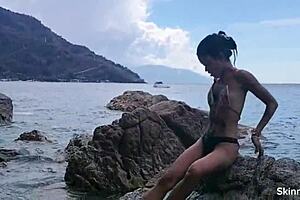 바다와 산 옆에서 거대한 코크로 거친 18+ 틴 액션 본 적 있어?