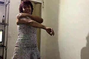 dogging - esposa transa com estranhos em p�blico e corno observa enquanto filma