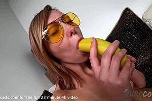 Vrela devojka, hoćeš da se igraš ovim bananom prvi put?