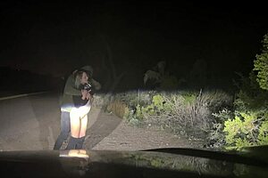 rough public sex pounding her pussy on the road? so intense!