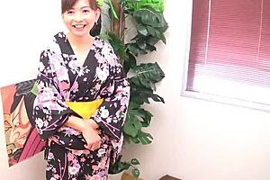 Glamorous Japanese Lady Doll Performs Detailed Blowjob Action in Asian Video