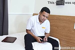 Três Amigos Fazendo Um Troca Troca No Quarto