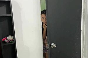 Mi Novia Me Sorprende Follando con Su Hermanastra en Su Habitación