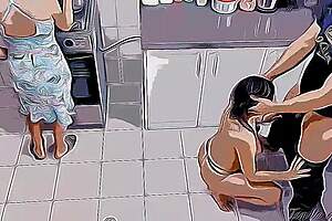 Me follo a mi hijastra caliente junto a su mamá en la cocina, cartoon hentai.