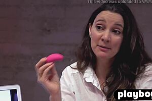 sexy blonde big ass babe uses amazing sex toy to please herself