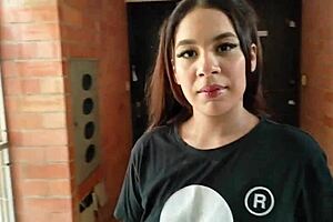 ¿por qué la madrastra mayor le chupa la polla enorme a su hijastro? madrastra madura latina de tetas pequeñas quiere la leche de su hijastro en su boca - porno en español