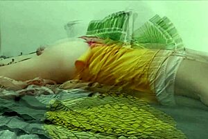 1125 - Jebanje bele devojke u žutoj satenskoj spavaćici ružičastim satenskim gaćicama doging POV pušenje ližem dupe seksi čarape visoke potpetice