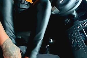 Chica taxista me la chupa por masaje en pies