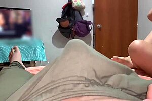 Me Masturbo Detrás De Mi Hermanastra Viéndole El Culo Me Descubre Y Me Ayuda A Terminar