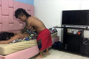 enano cachondo le da masaje a joven morena tatuada y terminan follando hasta correrse