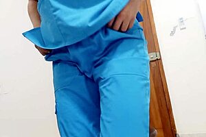 Enfermera se masturba intensamente en el hospital sin control