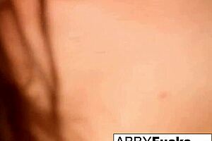 Abigail Mac blir tuff med Lily Evans i het lesbisk lek