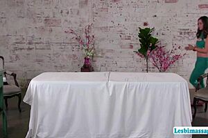 Underbar trekantsex på massagebord