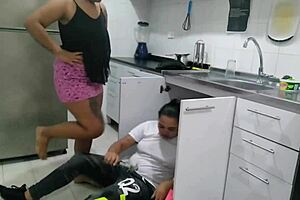 contrato a un plomero para que me revise la ca�er�a y termina revisando mi culo grande 😈