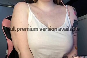 Old model shows off big tits in tight white singlet