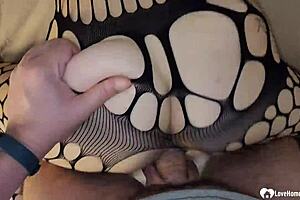 masked sweetie enjoys deep pussy pumping session