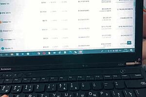 في فيديو الإباحية الكريبتو هذا، تحصل على كسها الرطب يُدلك مباشرة بعد كريم باي