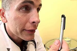 Палав доктор предпочита да чука депресирани пациенти вместо да предписва Vicodin в догистайл с брюнетка мачка