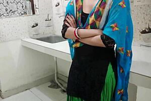 Eks-kæreste bryder ind på fest og knepper hende i køkkenet med hindi lyd