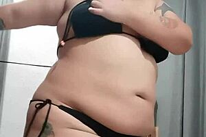 Dancing while masturbating in sexy solo