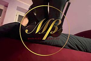 女神高跟鞋要求脚崇拜和手指