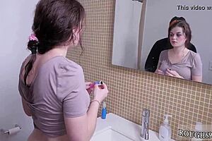 Histoire brutale de BDSM avec sodomie violente et fouet sur le ventre pour une chaude de 19 ans