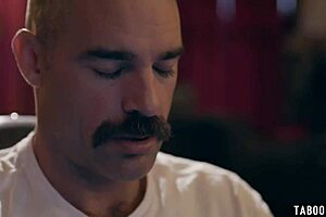 틴 여주인이 결혼 커플 문 앞에 와서 몰래 블로우잡과 하드코어 액션