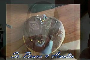 Sumisa amalia es cogida duro y se come su galleta!