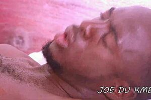 Hey, ebony pornster duikt in kutzuigen bij het zwembad! 😏