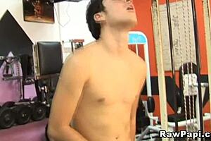 Horny gay couple fucks bareback in the gym 😏💪