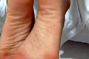 gozando e cheirando a sola do pé da putinha