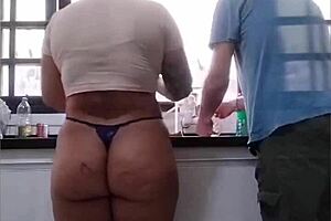 lavando a louca so de calcinha na casa do sogro