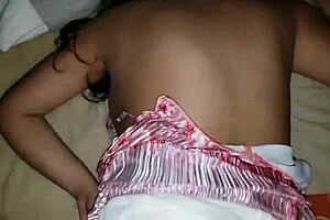 por fin me pude meter a la habitacion de mi hermanastra y disfrutarla en su cama